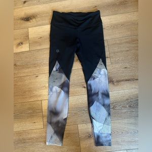 Under Armour leggings - size Medium - barely worn